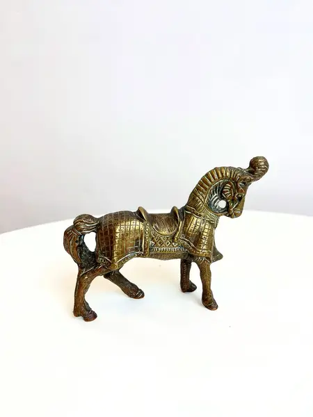 Foto de um(a) ​Escultura de cavalo em bronze cinzelado, da categoria de Escultura. Escultura de cavalo em bronze cinzelado. Marcas do tempo como nas fotos. Medidas: 11x12cm. Mostrado de uma perspectiva diferente. Vendido no marketplace Trésors.