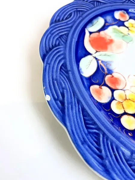 Foto de um(a) ​Prato para doces em porcelana italiana, da categoria de Travessas e tigelas. Prato para doces em porcelana italiana estampada. Possui um lascado na borda como nas fotos. Medidas: 28cm de diâmetro. Mostrado de uma perspectiva diferente. Vendido no marketplace Trésors.