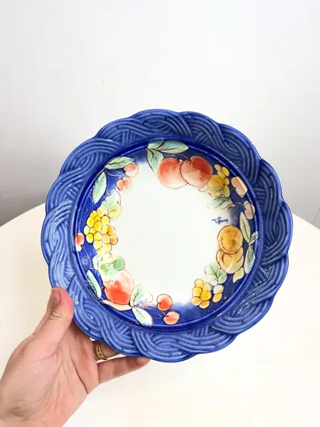 Foto de um(a) ​Travessa em porcelana italiana, da categoria de Travessas e tigelas. Travessa em porcelana italiana estampada. Mínimas marcas do tempo e uso. Medidas: 22x5cm. Mostrado de uma perspectiva diferente. Vendido no marketplace Trésors.