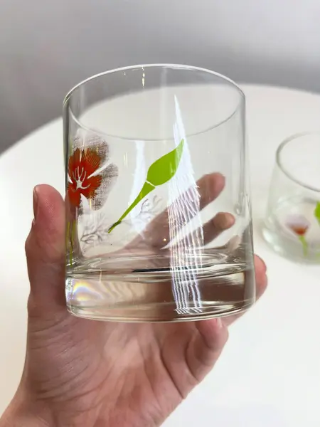 Foto de um(a) Conjunto com 04 copos em vidro estampado - Couroc, da categoria de Copos. Conjunto com 04 copos em vidro estampado da marca Couroc. Leve desgaste na estampa. Medidas: 9x8cm. Mostrado de uma perspectiva diferente. Vendido no marketplace Trésors.