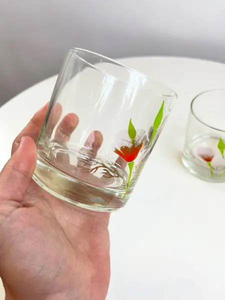 Foto de um(a) Conjunto com 04 copos em vidro estampado - Couroc, da categoria de Copos. Conjunto com 04 copos em vidro estampado da marca Couroc. Leve desgaste na estampa. Medidas: 9x8cm. Mostrado de uma perspectiva diferente. Vendido no marketplace Trésors.