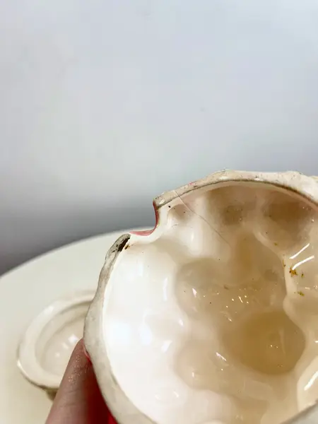 Foto de um(a) Açucareiro em cerâmica pintada, da categoria de Açucareiro. Açucareiro em cerâmica pintada. Marcas do tempo e uso e um restauro na pontinha do morango como mostrado nas fotos. ... Mostrado de uma perspectiva diferente. Vendido no marketplace Trésors.