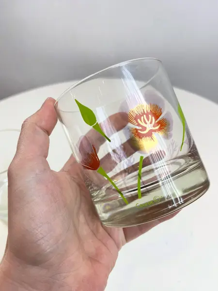 Foto de um(a) Conjunto com 04 copos em vidro estampado - Couroc, da categoria de Copos. Conjunto com 04 copos em vidro estampado da marca Couroc. Leve desgaste na estampa. Medidas: 9x8cm. Mostrado de uma perspectiva diferente. Vendido no marketplace Trésors.