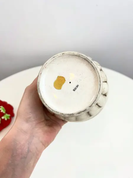 Foto de um(a) Açucareiro em cerâmica pintada, da categoria de Açucareiro. Açucareiro em cerâmica pintada. Marcas do tempo e uso e um restauro na pontinha do morango como mostrado nas fotos. ... Mostrado de uma perspectiva diferente. Vendido no marketplace Trésors.