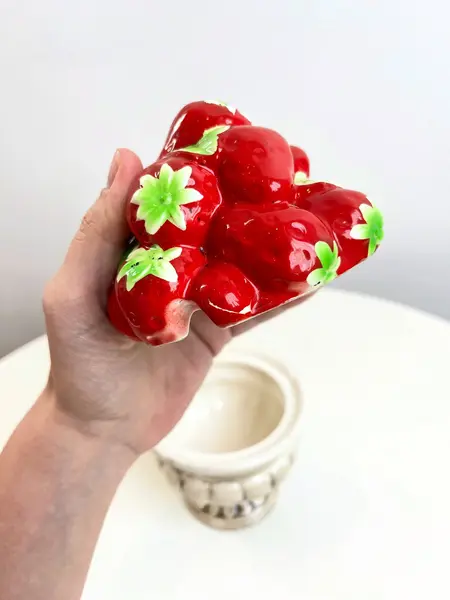 Foto de um(a) Açucareiro em cerâmica pintada, da categoria de Açucareiro. Açucareiro em cerâmica pintada. Marcas do tempo e uso e um restauro na pontinha do morango como mostrado nas fotos. ... Mostrado de uma perspectiva diferente. Vendido no marketplace Trésors.