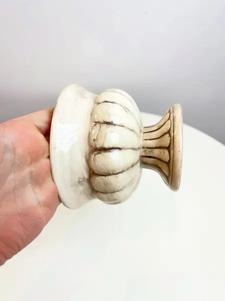 Foto de um(a) Açucareiro em cerâmica pintada, da categoria de Açucareiro. Açucareiro em cerâmica pintada. Marcas do tempo e uso e um restauro na pontinha do morango como mostrado nas fotos. ... Mostrado de uma perspectiva diferente. Vendido no marketplace Trésors.