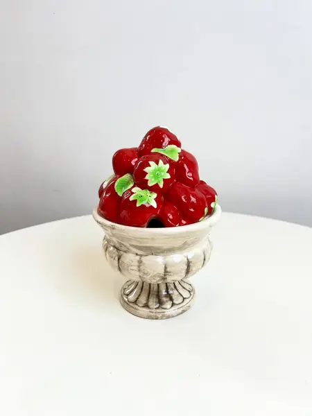 Foto de um(a) Açucareiro em cerâmica pintada, da categoria de Açucareiro. Açucareiro em cerâmica pintada. Marcas do tempo e uso e um restauro na pontinha do morango como mostrado nas fotos. ... Mostrado de uma perspectiva diferente. Vendido no marketplace Trésors.