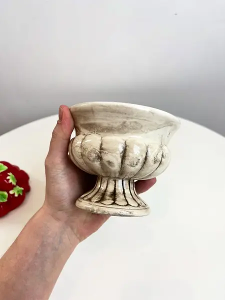 Foto de um(a) Açucareiro em cerâmica pintada, da categoria de Açucareiro. Açucareiro em cerâmica pintada. Marcas do tempo e uso e um restauro na pontinha do morango como mostrado nas fotos. ... Mostrado de uma perspectiva diferente. Vendido no marketplace Trésors.