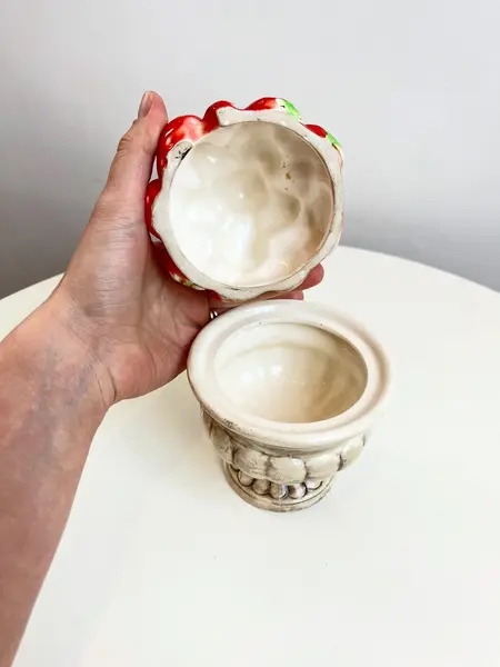 Foto de um(a) Açucareiro em cerâmica pintada, da categoria de Açucareiro. Açucareiro em cerâmica pintada. Marcas do tempo e uso e um restauro na pontinha do morango como mostrado nas fotos. ... Mostrado de uma perspectiva diferente. Vendido no marketplace Trésors.