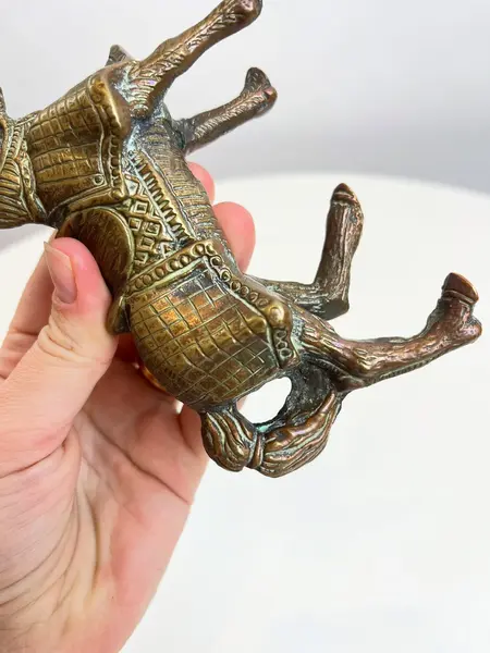 Foto de um(a) ​Escultura de cavalo em bronze cinzelado, da categoria de Escultura. Escultura de cavalo em bronze cinzelado. Marcas do tempo como nas fotos. Medidas: 11x12cm. Mostrado de uma perspectiva diferente. Vendido no marketplace Trésors.