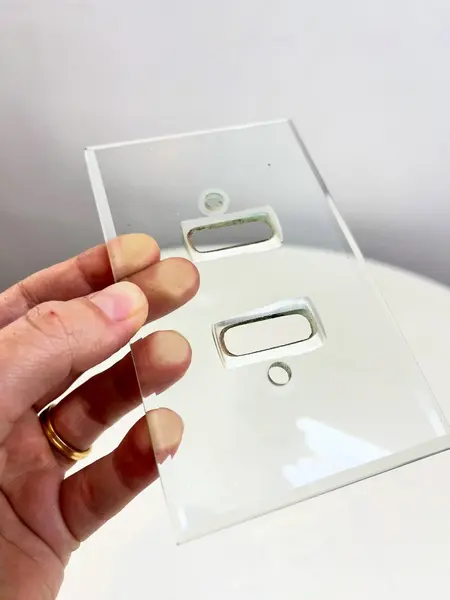 Foto de um(a) ​Espelho de tomada em cristal bisotê, da categoria de Metais, louças e acessórios. Espelho de tomada em cristal bisotê sem parafusos. Mínimos bicados nos cantinhos. Medidas: 12,5x8cm. Mostrado de uma perspectiva diferente. Vendido no marketplace Trésors.