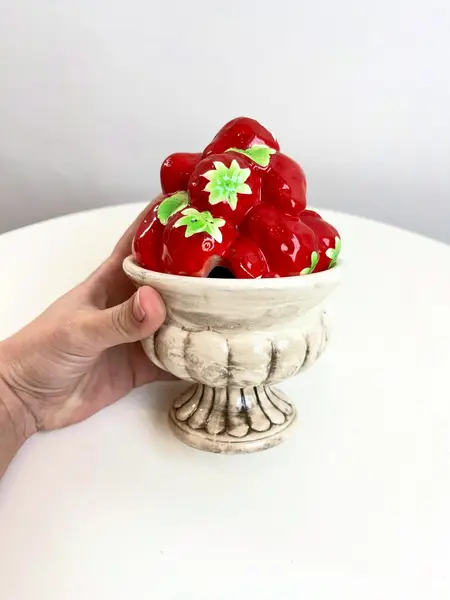 Foto de um(a) Açucareiro em cerâmica pintada, da categoria de Açucareiro. Açucareiro em cerâmica pintada. Marcas do tempo e uso e um restauro na pontinha do morango como mostrado nas fotos. ... Mostrado de uma perspectiva diferente. Vendido no marketplace Trésors.