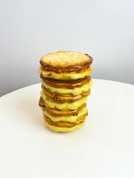 Foto de um(a) Pote em cerâmica formato panquecas, da categoria de Garrafas, potes e jarros. Pote com tampa da marca Bon Gourmet em cerâmica pintada a mão simulando pilha de panquecas com açúcar por cima. Possui um... Mostrado de uma perspectiva diferente. Vendido no marketplace Trésors.