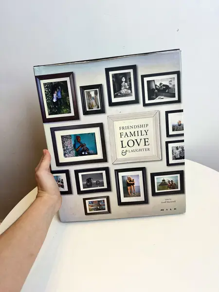 Foto de um(a) Livro decorativo capa dura, da categoria de Livros. Maravilhoso e raro livro capa dura com sobrecapa de 2009 em inglês. Marcas do tempo e uso. Mostrado de uma perspectiva diferente. Vendido no marketplace Trésors.