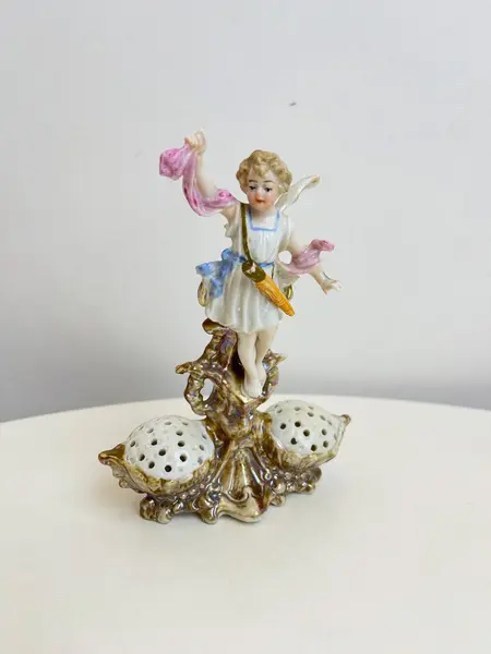 Foto de um(a) ​Delicado e raro paliteiro alemão Art Nouveau, da categoria de Paliteiros. Delicado e raro paliteiro alemão Art Nouveau, do séc XIX, em porcelana policromada, representando Cena de Arcanjo Sobre... Mostrado de uma perspectiva diferente. Vendido no marketplace Trésors.