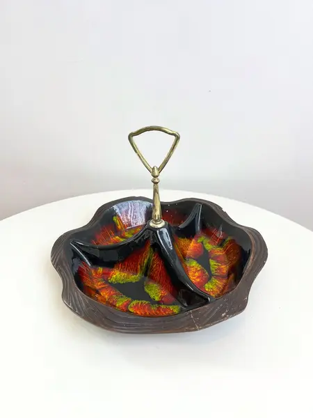 Foto de um(a) ​Petisqueira em cerâmica vitrificada, da categoria de Travessas e tigelas. Petisqueira em cerâmica vitrificada com detalhe em metal. Apresenta marcas do tempo e uso como desgastes no metal, dois... Mostrado de uma perspectiva diferente. Vendido no marketplace Trésors.