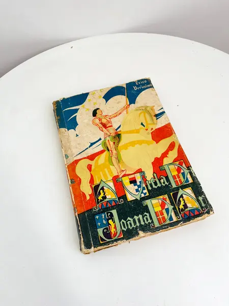 Foto de um(a) Livro 'A Vida de Joana D'Arc' por Érico Veríssimo - 1958, da categoria de Livros. Livro capa brochura de 1958 escrito por Érico Veríssimo sobre A Vida de Joana D’Arc. Várias marcas do tempo e uso. 275... Mostrado de uma perspectiva diferente. Vendido no marketplace Trésors.