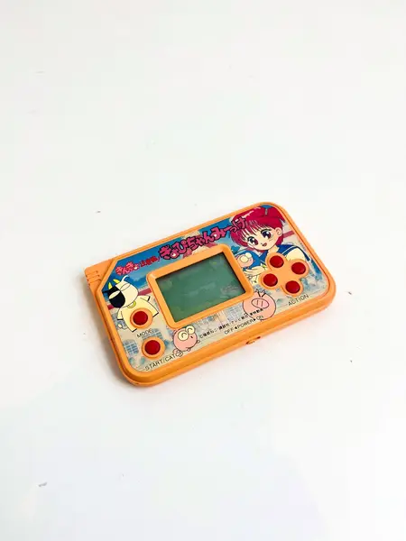 Foto de um(a) ​Jogo eletrônico japonês - decorativo, da categoria de Videogames e jogos de fliperama. Jogo eletrônico japonês. Não funciona, mas super legal para colecionar. Mostrado de uma perspectiva diferente. Vendido no marketplace Trésors.