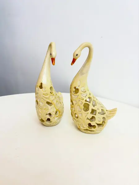 Foto de um(a) Cisne em resina decorativo, da categoria de Objetos decorativos. Cisnes em resina recortados. Mínimas marcas do tempo e uso. Medidas: 16x9cm**VALOR DO ANÚNCIO É UNITÁRIO**. Mostrado de uma perspectiva diferente. Vendido no marketplace Trésors.