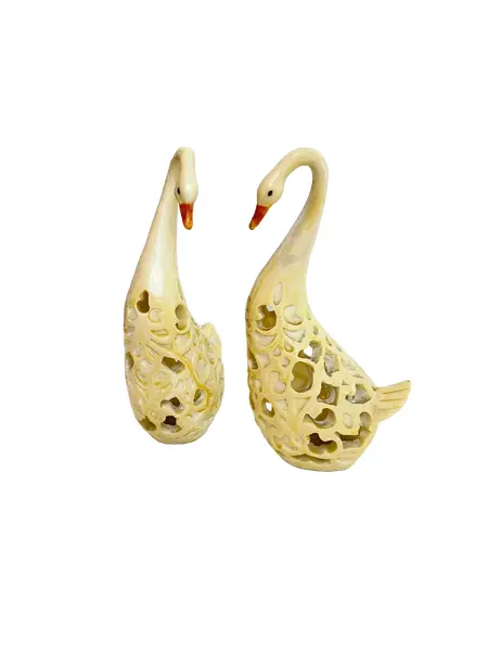 Foto de um(a) Cisne em resina decorativo, da categoria de Objetos decorativos. Cisnes em resina recortados. Mínimas marcas do tempo e uso. Medidas: 16x9cm**VALOR DO ANÚNCIO É UNITÁRIO**. Vendido no marketplace Trésors.