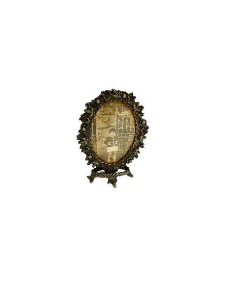 Foto de um(a) Pequeno porta retrato em metal, da categoria de Porta retratos. Pequeno porta retrato em metal. Marcas do tempo e uso como nas fotos. Medidas: 7x5cm. Vendido no marketplace Trésors.