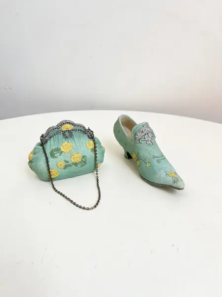 Foto de um(a) Bolsa e sapatinho colecionáveis em resina, da categoria de Outros colecionáveis. Bolsa e sapatinho colecionáveis em resina. Leves marcas do tempo e uso como mostrado nas fotos. Medidas bolsa: 8x6cmMedidas... Mostrado de uma perspectiva diferente. Vendido no marketplace Trésors.
