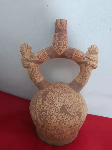 Foto de um(a) Cultura pré-inca, vaso cerimonial, da categoria de Outros colecionáveis. Jarro cerimonial com duas alças e um único bico; ambas as alças apresentam a figura de um macaco agarrado a elas; na parte... Mostrado de uma perspectiva diferente. Vendido no marketplace Trésors.