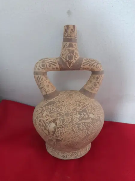Foto de um(a) Cerâmica pré-inca, da categoria de Outros colecionáveis. Jarro cerimonial, Cultura Mochica, costa norte do Peru, aproximadamente século II d.C. Essa cultura, caracterizada por... Mostrado de uma perspectiva diferente. Vendido no marketplace Trésors.