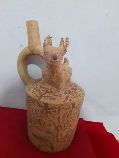 Foto de um(a) Cerâmica da cultura pré-inca, da categoria de Outros colecionáveis. Vaso cerâmico usado como recipiente para líquidos, cultura Mochica, século II d.C., costa norte do Peru, representando um... Mostrado de uma perspectiva diferente. Vendido no marketplace Trésors.