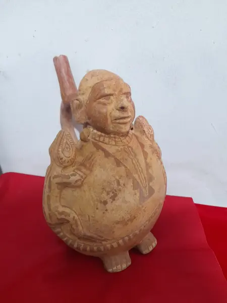 Foto de um(a) Cerâmica pré-inca, da categoria de Outros colecionáveis. Cerâmica da cultura Mochica, costa norte do Peru, século II d.C., trabalhada em argila, com corante avermelhado para dar a... Mostrado de uma perspectiva diferente. Vendido no marketplace Trésors.