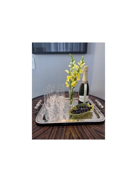 Foto de um(a) Bandeja retangular prata 90, da categoria de Bandejas. Bandeja retangular em metal espessurado a Prata 90. Ornamentos laterais e bordas decoradas. Este exemplar foi produzido pela... Mostrado de uma perspectiva diferente. Vendido no marketplace Trésors.