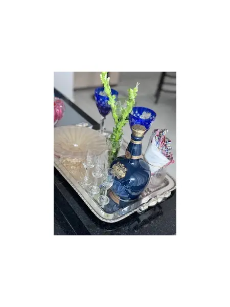 Foto de um(a) Bandeja retangular prata 90, da categoria de Bandejas. Bandeja retangular em metal espessurado a Prata 90. Ornamentos laterais e bordas decoradas. Este exemplar foi produzido pela... Mostrado de uma perspectiva diferente. Vendido no marketplace Trésors.