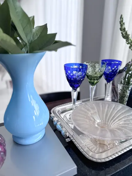 Foto de um(a) Vaso em opalina azul celeste, da categoria de Vasos. Símbolo de elegância e bom gosto, é perfeito para quem aprecia antiguidades autênticas e o toque refinado das peças... Mostrado de uma perspectiva diferente. Vendido no marketplace Trésors.