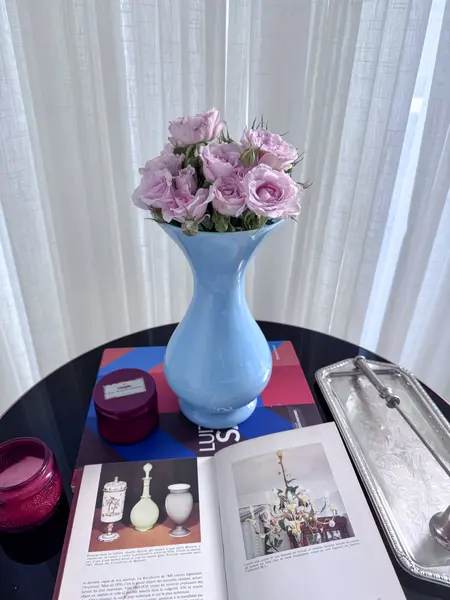 Foto de um(a) Vaso em opalina azul celeste, da categoria de Vasos. Símbolo de elegância e bom gosto, é perfeito para quem aprecia antiguidades autênticas e o toque refinado das peças... Mostrado de uma perspectiva diferente. Vendido no marketplace Trésors.