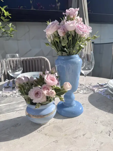 Foto de um(a) Vaso baixo em opalina azul com filetes de ouro, da categoria de Vasos. Um encontro de elegância, tradição e raridade — peça que reflete o esplendor da arte francesa em vidro opalino com pintura a... Mostrado de uma perspectiva diferente. Vendido no marketplace Trésors.
