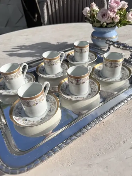 Foto de um(a) Jogo de café porcelana Real Brasil, da categoria de Conjuntos de café e chá. JOGO DE 6 LUGARES CAFÉ DA ESTIMADA MARCA DE PORCELANA REAL BRASIL. PEÇA DA DECADA DE 50. PEÇA COM PINTURA A MÃO EM OURO.... Mostrado de uma perspectiva diferente. Vendido no marketplace Trésors.