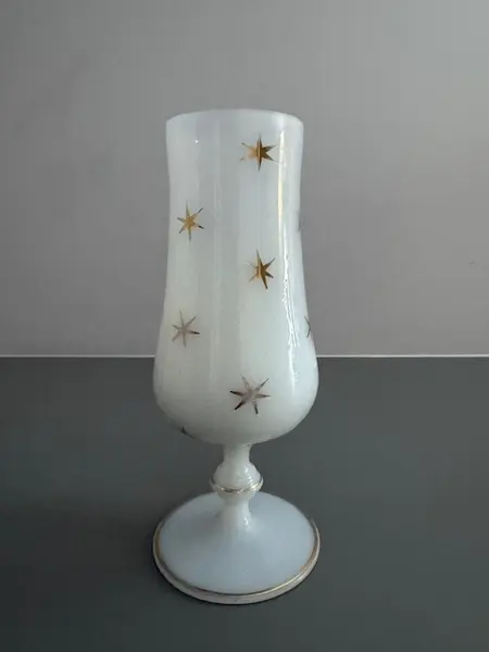 Foto de um(a) Vaso pequeno em opalina Baccarat, da categoria de Vasos. OPALINA COM ESTRELAS DOURADAS UMA JÓIA AUTENTICA DA RENOMADA CRISTALERIA BACCARAT. UMA PEÇA DO SÉCULO XIX. COM DETALHES... Mostrado de uma perspectiva diferente. Vendido no marketplace Trésors.