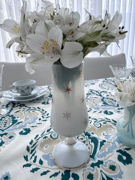 Foto de um(a) Vaso pequeno em opalina Baccarat, da categoria de Vasos. OPALINA COM ESTRELAS DOURADAS UMA JÓIA AUTENTICA DA RENOMADA CRISTALERIA BACCARAT. UMA PEÇA DO SÉCULO XIX. COM DETALHES... Mostrado de uma perspectiva diferente. Vendido no marketplace Trésors.