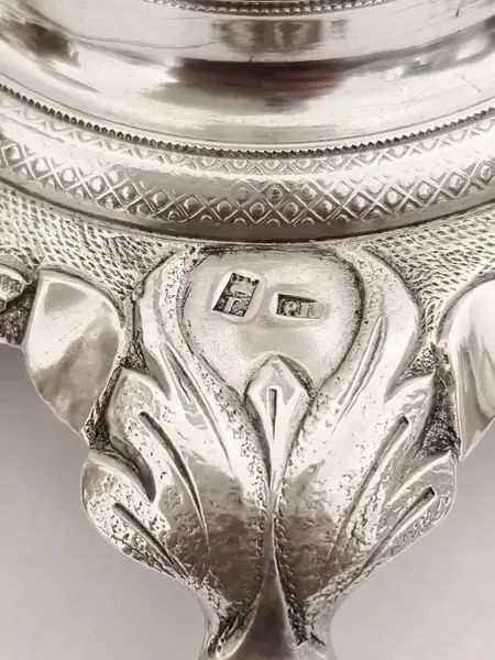 Foto de um(a) Raro par de candelabros em prata de Lei Portuguesa Séc XIX, da categoria de Castiçais. Estes castiçais em prata de lei, datados do Século XIX e contrastados em Lisboa, representam mais do que meros objetos... Mostrado de uma perspectiva diferente. Vendido no marketplace Trésors.