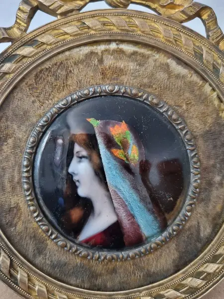 Foto de um(a) Miniatura Antiga Dama Emoldurada - Pintura, da categoria de Pinturas. Antiga miniatura de mesa com moldura dourada e pintura em esmalte. No início do século XX, em meio ao requinte da Belle... Mostrado de uma perspectiva diferente. Vendido no marketplace Trésors.