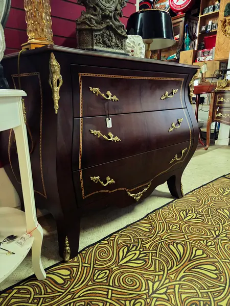 Foto de um(a) Cômoda Bombê de alto padrão em Imbuia, da categoria de Cômodas e Sapateira. Ápice do luxo e da sofisticação para ambientes exclusivos Esta Cômoda Bombê é uma peça magnífica que representa o auge do... Mostrado de uma perspectiva diferente. Vendido no marketplace Trésors.