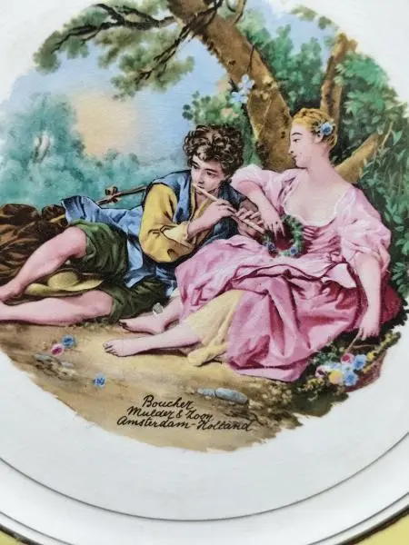 Foto de um(a) Antigo conjunto para bolo em porcelana NADIR (Década 70), da categoria de Pratos. Antigo conjunto para bolo em porcelana NADIR, barrado amarelo e reserva central com cena galante, borda ondulada com... Mostrado de uma perspectiva diferente. Vendido no marketplace Trésors.