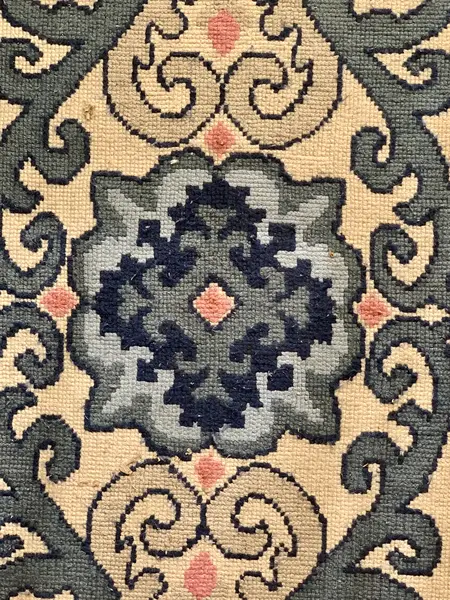 Foto de um(a) Tapete Arraiolo anos 70 tecido a mão em tons azuis, da categoria de Tapetes. Tapete arraiolo anos 70 tecido a mão em tons azuis medindo 1,50m x 80cm. Mostrado de uma perspectiva diferente. Vendido no marketplace Trésors.