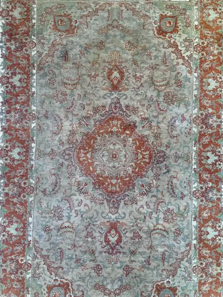 Foto de um(a) Tapete Persa tecido a mão em tons cinza e vermelho, da categoria de Tapetes. Tapete persa tecido a mão em tons cinza e vermelho medindo 1,68m x 96cm em perfeito estado. Mostrado de uma perspectiva diferente. Vendido no marketplace Trésors.