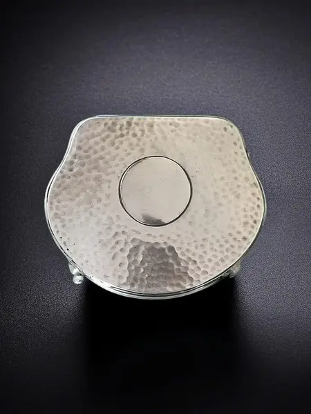 Foto de um(a) Caixinha Eduardiana em prata Inglesa Esterlina, da categoria de Cestos e Caixas. Rara Joia da Ourivesaria Inglesa: Caixinha Eduardiana em Prata Esterlina (1909) Mais do que uma simples caixa para anéis e... Mostrado de uma perspectiva diferente. Vendido no marketplace Trésors.