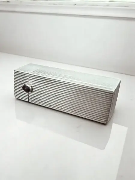 Foto de um(a) Antigo Porta Batom em Prata De Lei, da categoria de Produtos sem categoria. Porta-Batom em Prata 800 & Ametista: O Luxo nos Detalhes Porta-batom em prata italiana de teor 800. Este acessório é... Mostrado de uma perspectiva diferente. Vendido no marketplace Trésors.