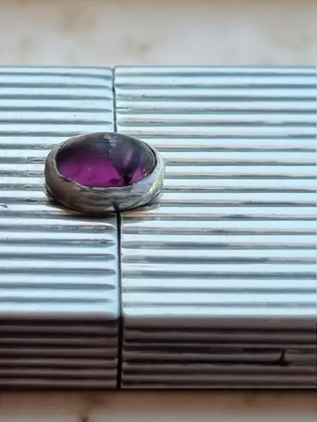 Foto de um(a) Antigo Porta Batom em Prata De Lei, da categoria de Produtos sem categoria. Porta-Batom em Prata 800 & Ametista: O Luxo nos Detalhes Porta-batom em prata italiana de teor 800. Este acessório é... Mostrado de uma perspectiva diferente. Vendido no marketplace Trésors.