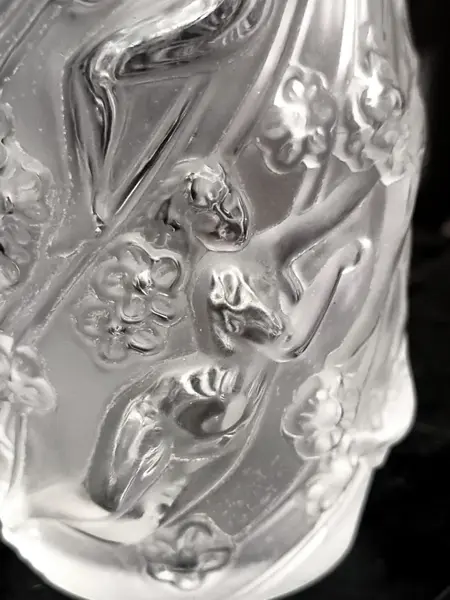 Foto de um(a) Lalique Vaso Nymphas 10cm - Decorativo Floral Cristal Nynphas, da categoria de Vasos. Vaso soliflore em vidro artistico Lalique ´Nynphas`. O design do vaso solitário Lalique ´´Nynphas``, com suas linhas... Mostrado de uma perspectiva diferente. Vendido no marketplace Trésors.