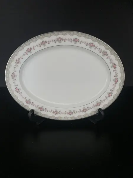 Foto de um(a) Aparelho de jantar Noritake 26 peças, da categoria de Jogos de pratos. Aparelho de jantar Noritake modelo Glenwood #5770, todas peças com friso em prata, sendo: 3 travessas, grande, média e... Mostrado de uma perspectiva diferente. Vendido no marketplace Trésors.