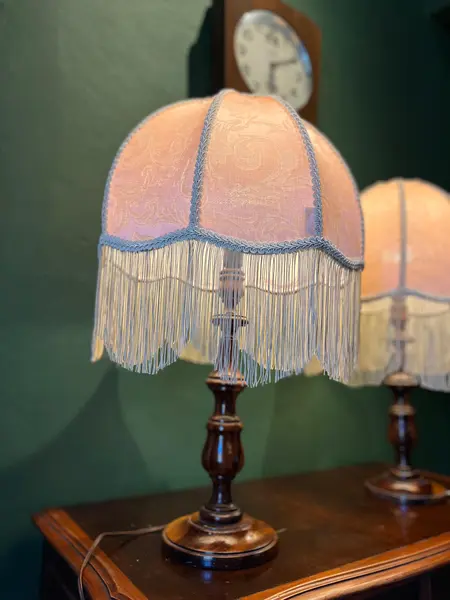 Foto de um(a) Par de abajures em madeira nobre, da categoria de Abajures. Par de Abajur Vigília – Sofisticação e elegância para sua decoração. Confeccionados em madeira Nobre com corpo torneado e... Mostrado de uma perspectiva diferente. Vendido no marketplace Trésors.